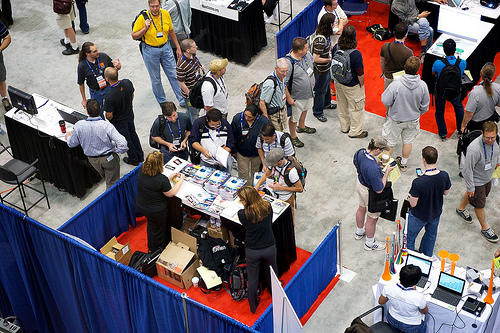 Amber Graner and Rikki Kite at the Linux Pro/Ubuntu User Booth - Photo by James Duncan Davidson